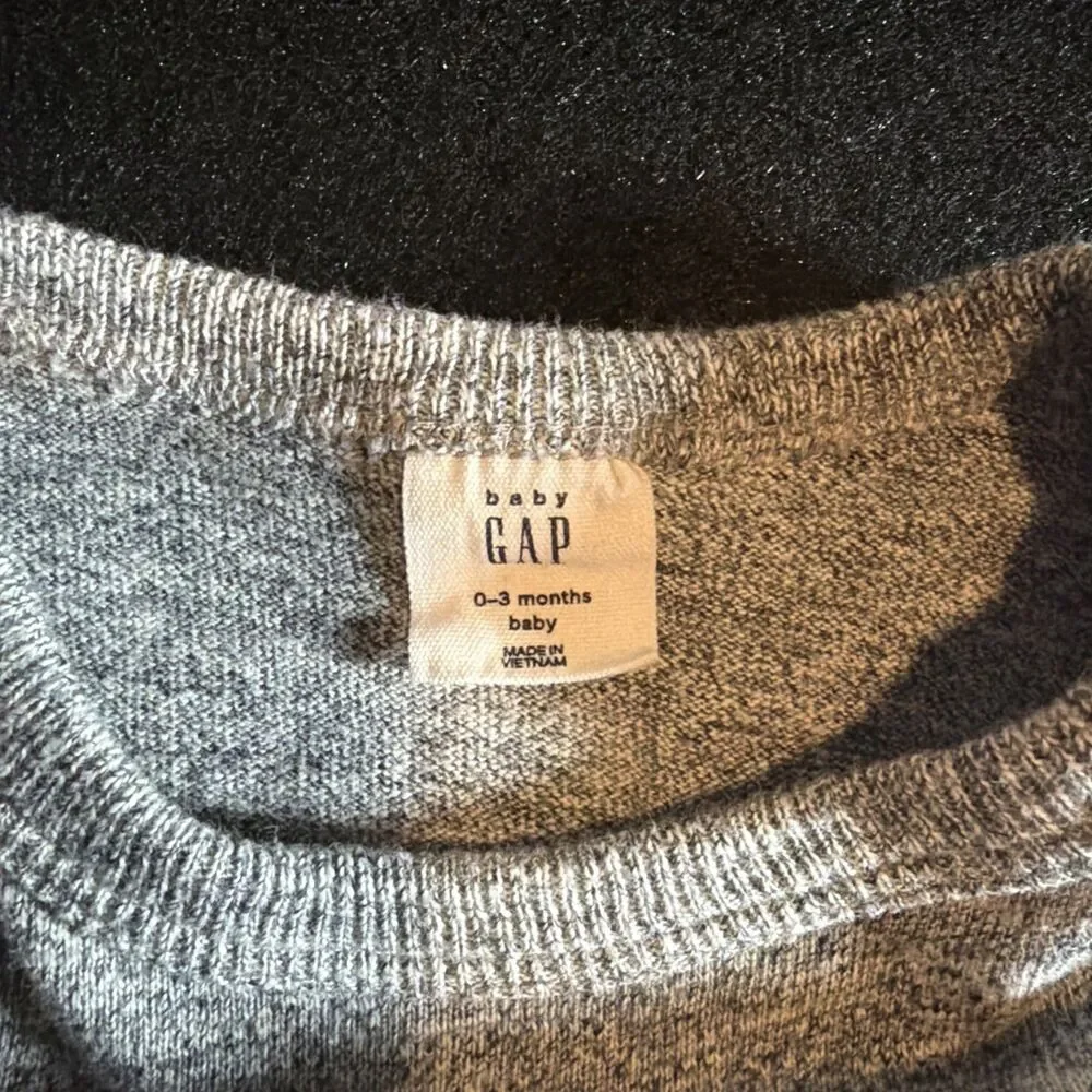 Baby Gap marled heather grey crewneck sweatshirt  0-3 Months -N17